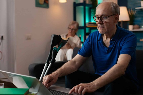 Quels sont les bienfaits des étirements réguliers pour les travailleurs de bureau?