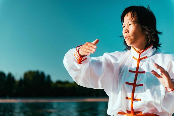 Quels sont les effets du tai-chi sur l'équilibre et la prévention des chutes chez les personnes âgées?