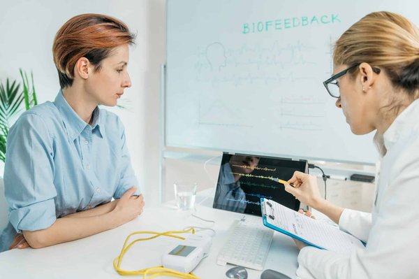 Comment les techniques de biofeedback peuvent-elles être appliquées pour réduire les crises de panique?