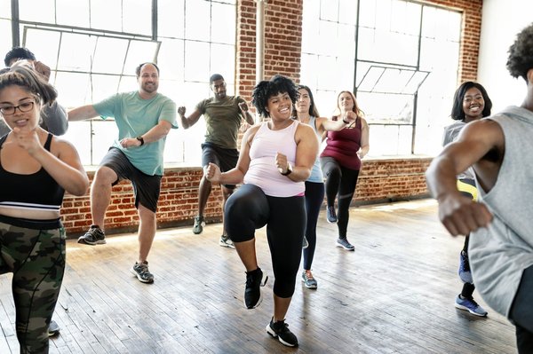Comment la danse Zumba peut-elle aider à accélérer la perte de poids tout en s'amusant?