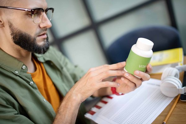 Quelles stratégies de gestion de l'insomnie sont recommandées pour les seniors sans médication ?