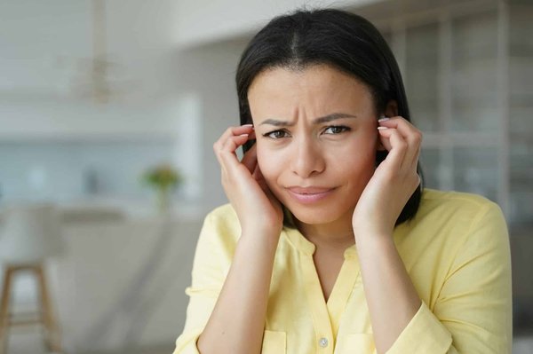 Lien entre stress et oreilles bouchées: que faire ?